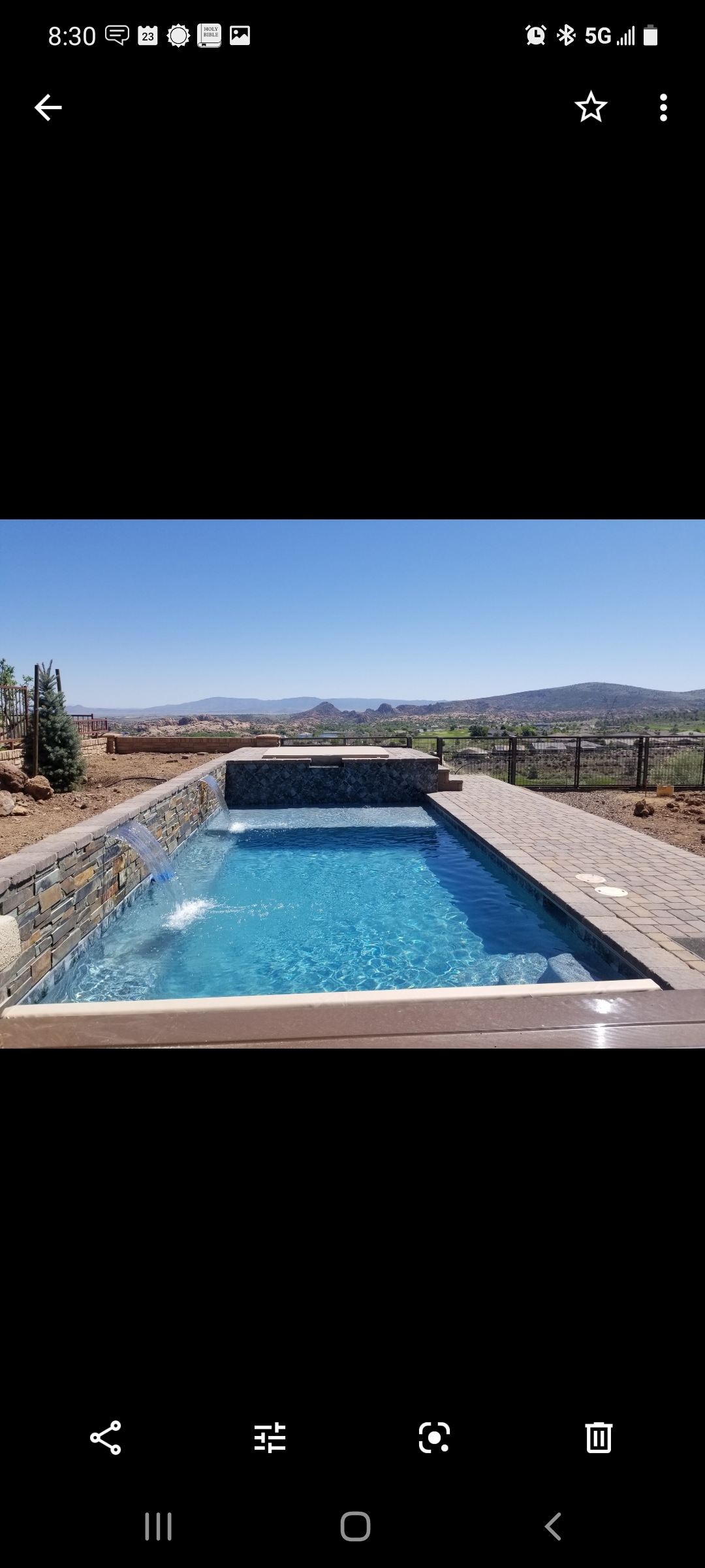 Modern Resort Pool with Spa – Gold Canyon Estate